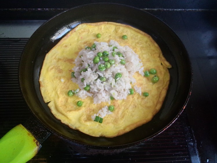蛋包豌豆炒饭步骤9