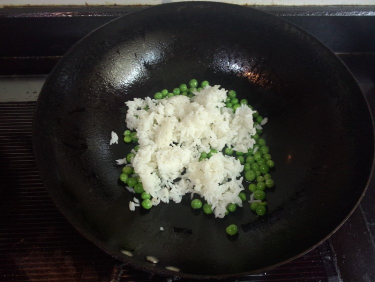 蛋包豌豆炒饭步骤4