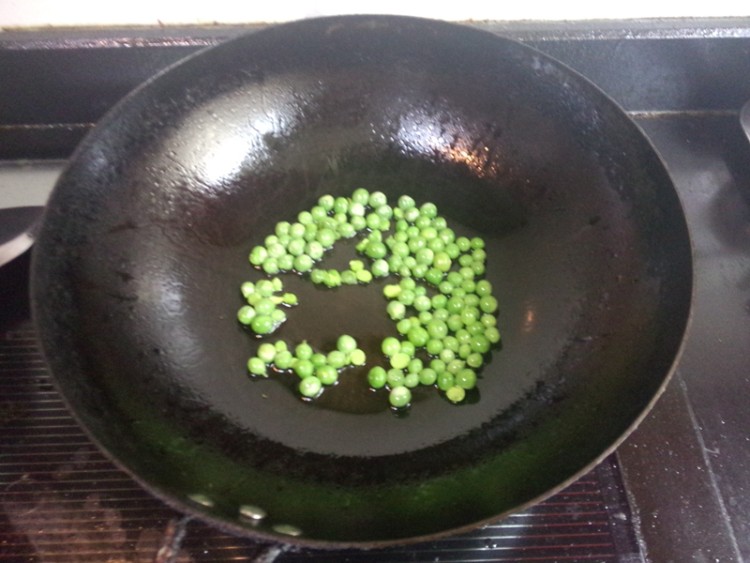 蛋包豌豆炒饭步骤3