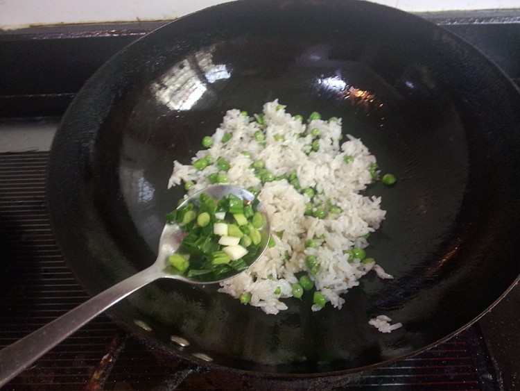 蛋包豌豆炒饭步骤6