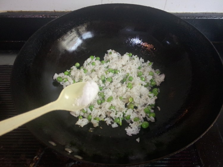 蛋包豌豆炒饭步骤5
