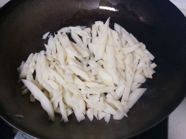 鲊广椒炒藕条步骤5