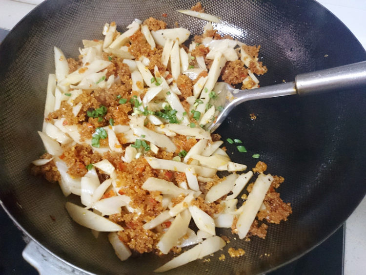 鲊广椒炒藕条步骤11