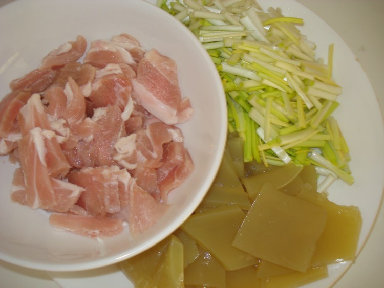 蒜黄炒小饹馇步骤1