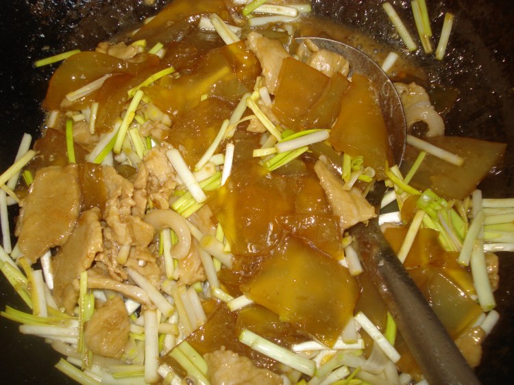 蒜黄炒小饹馇步骤7