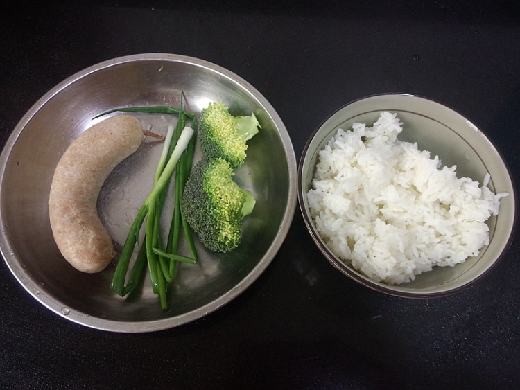 红肠蛋炒饭步骤1