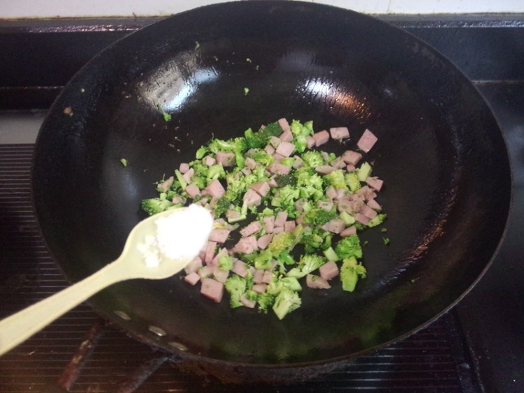 红肠蛋炒饭步骤6
