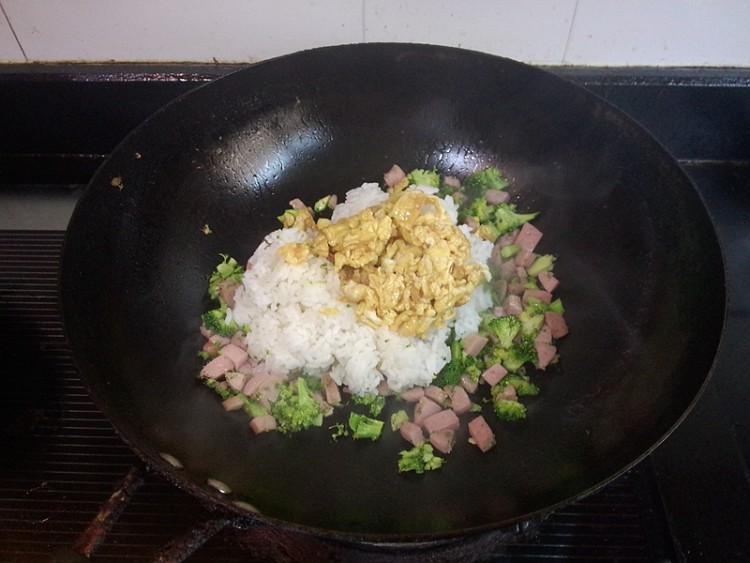 红肠蛋炒饭步骤8