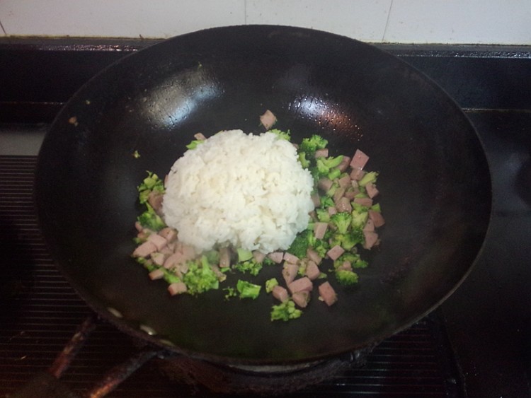 红肠蛋炒饭步骤7