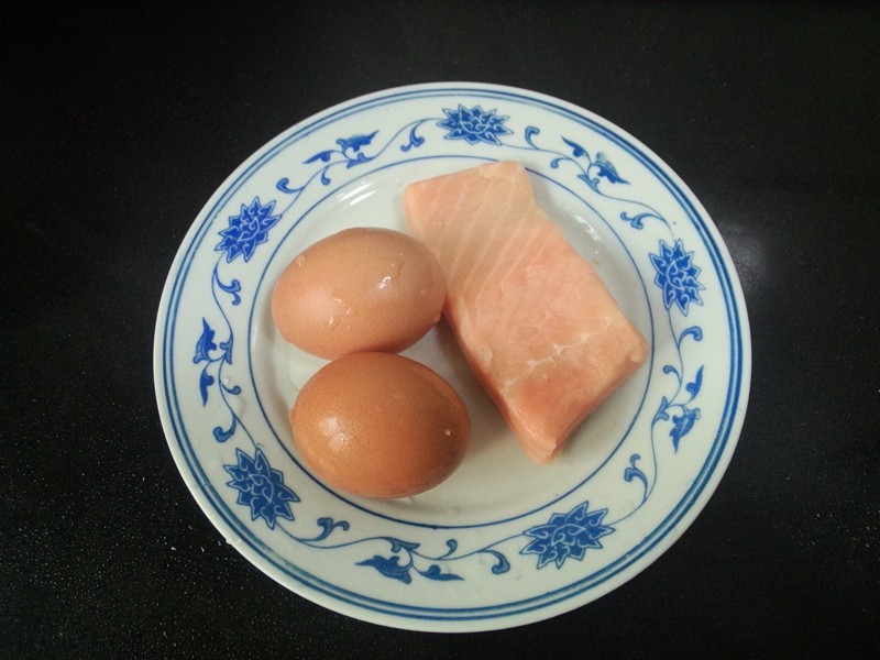 三文鱼蒸蛋步骤1