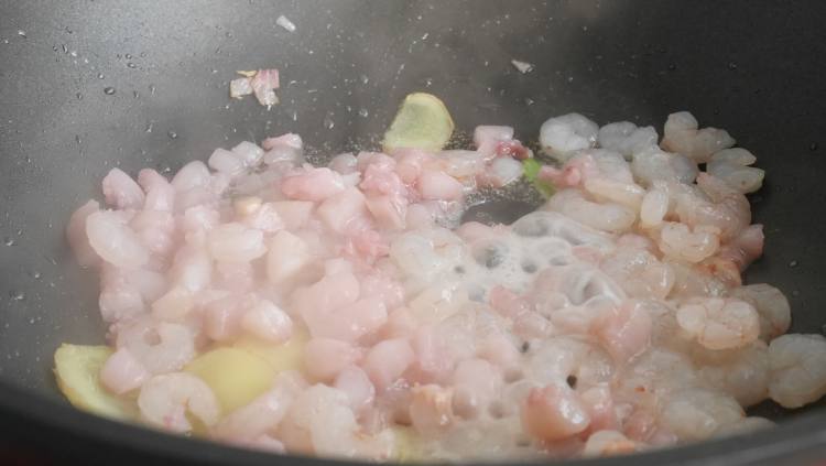 新年教你做海鲜烩饭步骤6