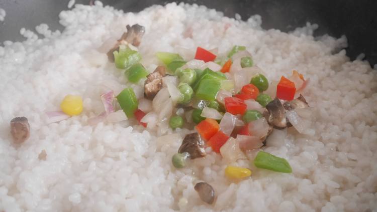 新年教你做海鲜烩饭步骤13