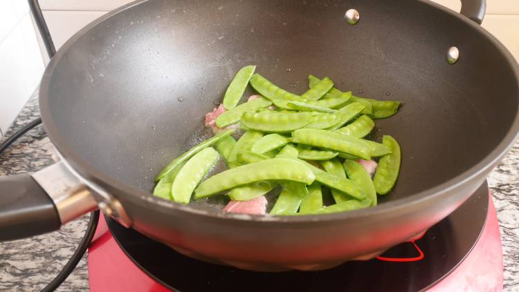 荷兰豆焖面步骤5