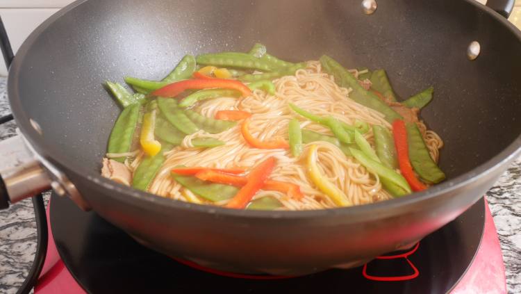 荷兰豆焖面步骤11