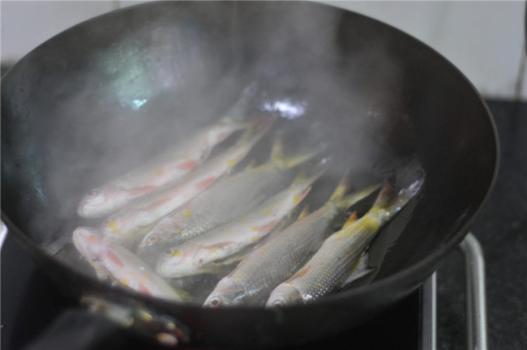 萝卜丝焖鱼步骤2