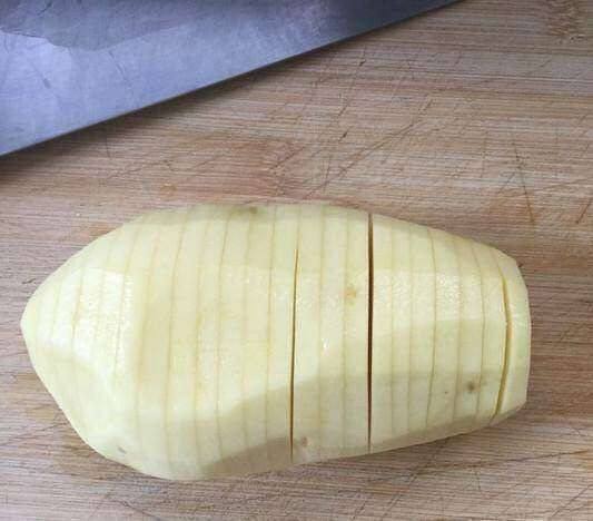 土豆蒸腊肠步骤2