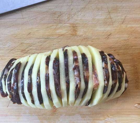 土豆蒸腊肠步骤5