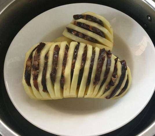 土豆蒸腊肠步骤6
