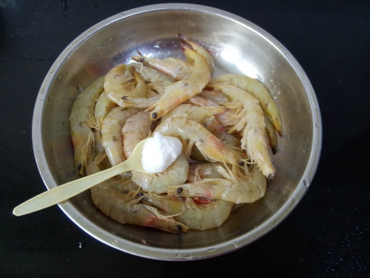 椒盐白条虾步骤3