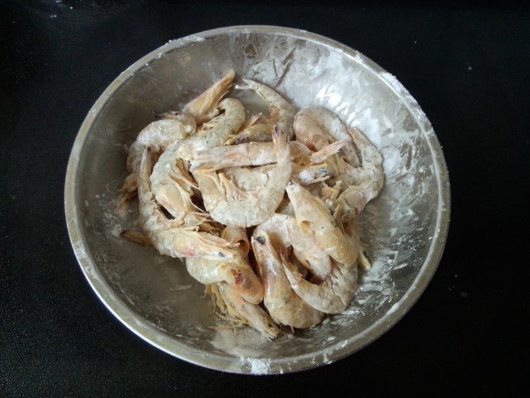 椒盐白条虾步骤5