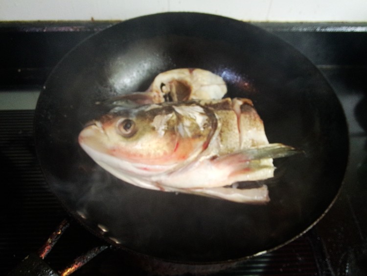 鲢鱼头豆腐鲥虾砂锅煲步骤2