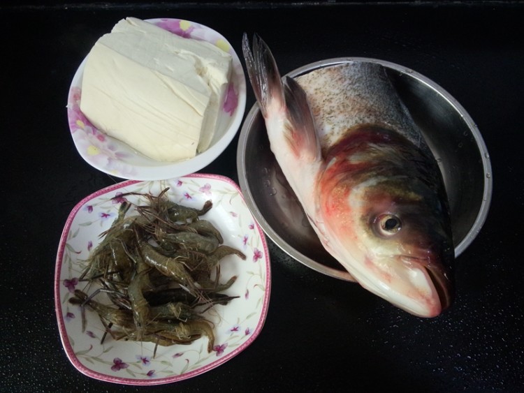 鲢鱼头豆腐鲥虾砂锅煲步骤1