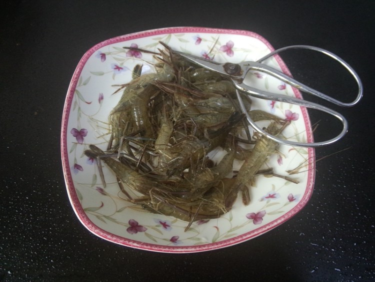 鲢鱼头豆腐鲥虾砂锅煲步骤4