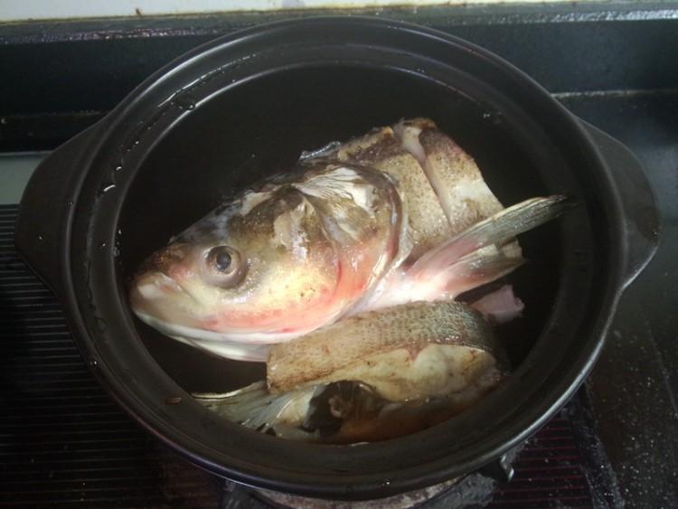 鲢鱼头豆腐鲥虾砂锅煲步骤6