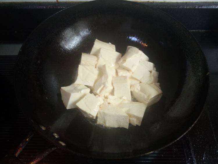鲢鱼头豆腐鲥虾砂锅煲步骤5