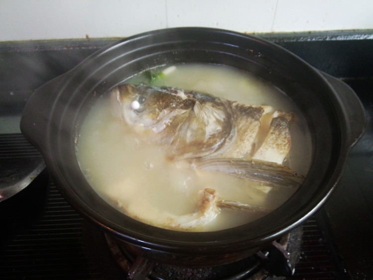 鲢鱼头豆腐鲥虾砂锅煲步骤8