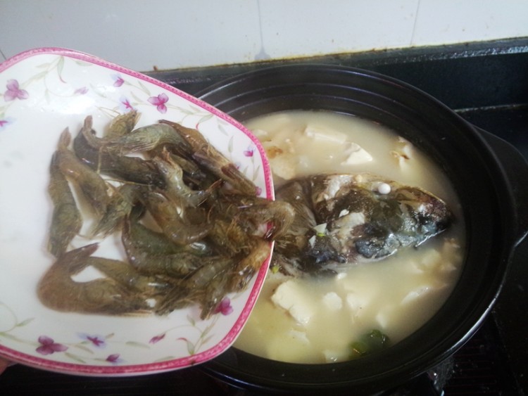 鲢鱼头豆腐鲥虾砂锅煲步骤10