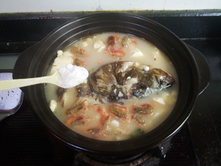 鲢鱼头豆腐鲥虾砂锅煲步骤11