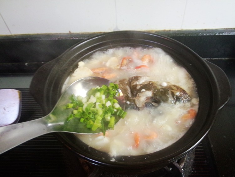 鲢鱼头豆腐鲥虾砂锅煲步骤12