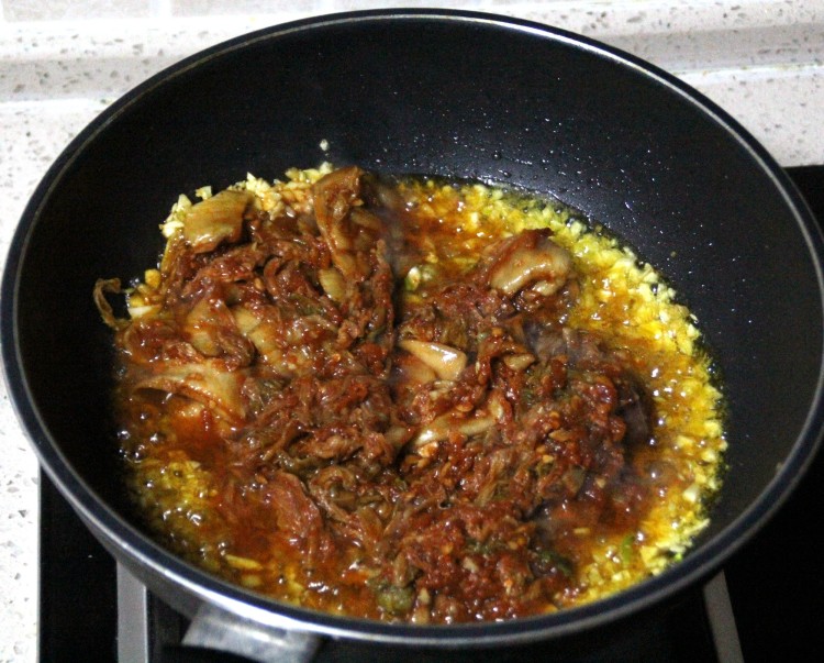 辣白菜红烧肉步骤4