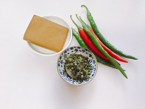 双椒鸡蛋干步骤1