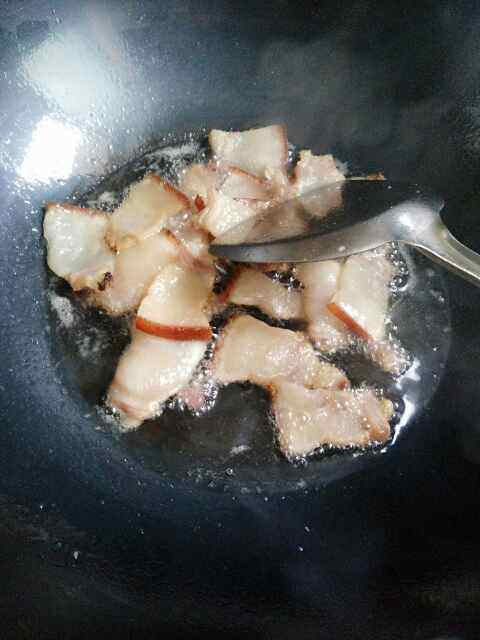 腊肉炒豆角干步骤5