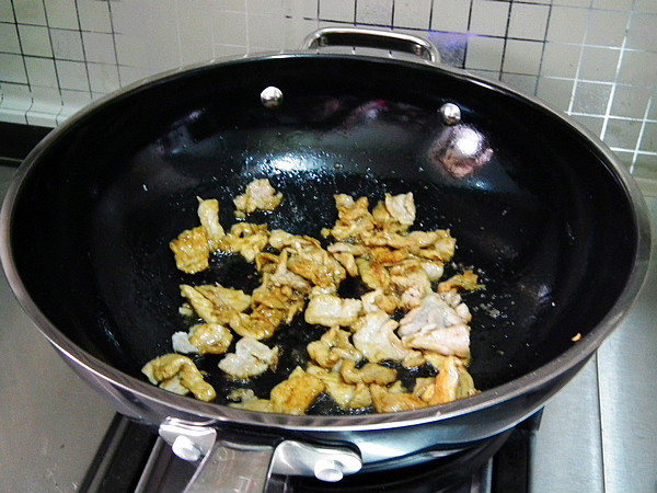 玉木耳炒肉片步骤8