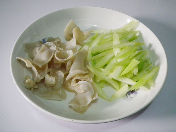 玉木耳炒肉片步骤4