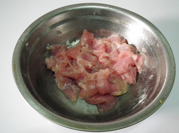 玉木耳炒肉片步骤3