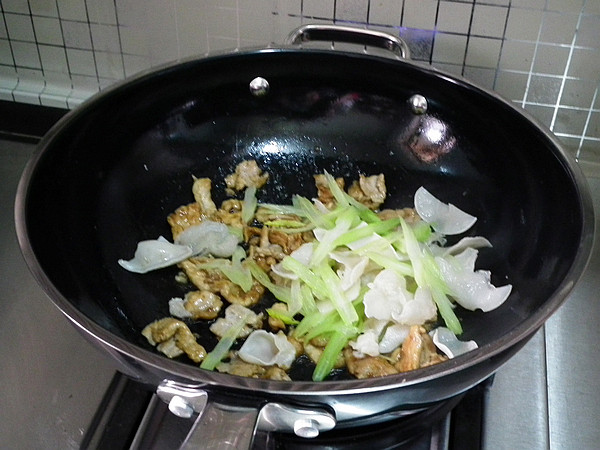 玉木耳炒肉片步骤9