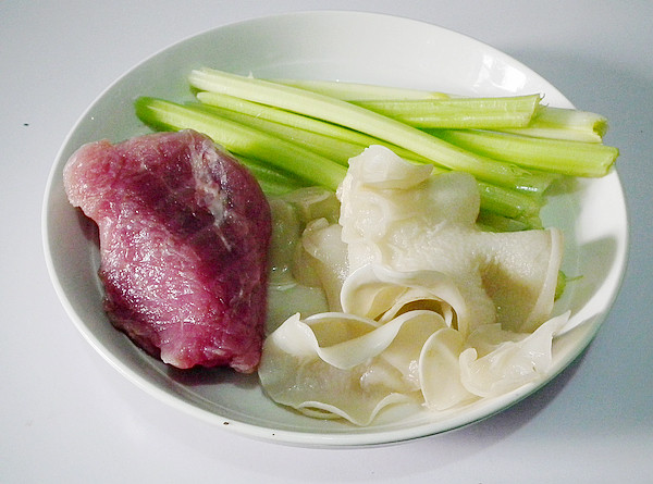玉木耳炒肉片步骤1
