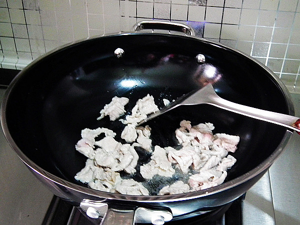 玉木耳炒肉片步骤7