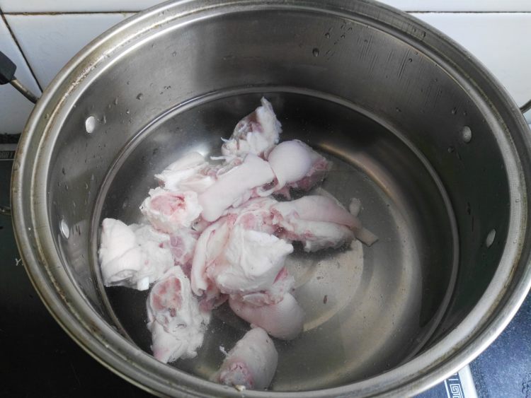蒜苗炖猪蹄步骤2