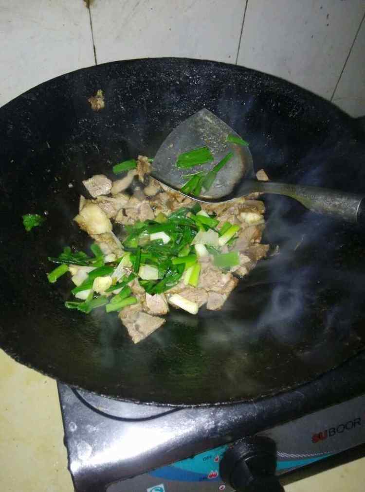 大蒜叶炒卤牛肉步骤5