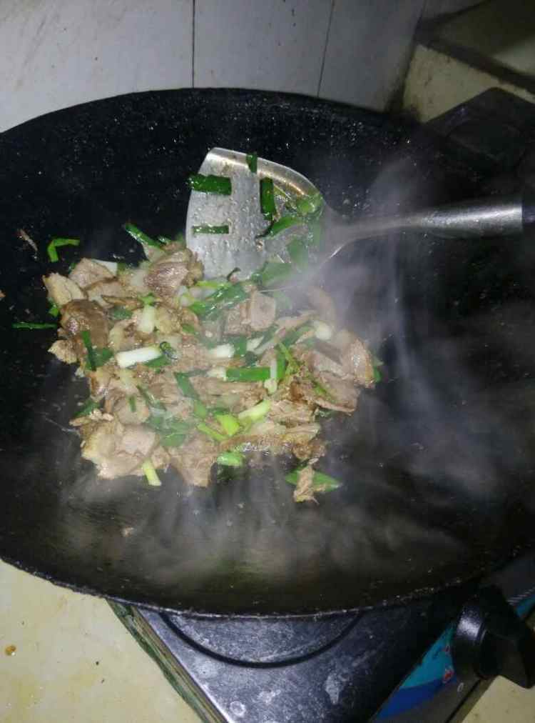 大蒜叶炒卤牛肉步骤6