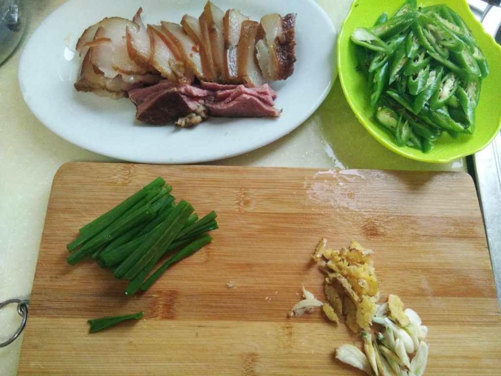 尖椒炒腊肉步骤6