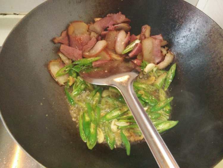 尖椒炒腊肉步骤7