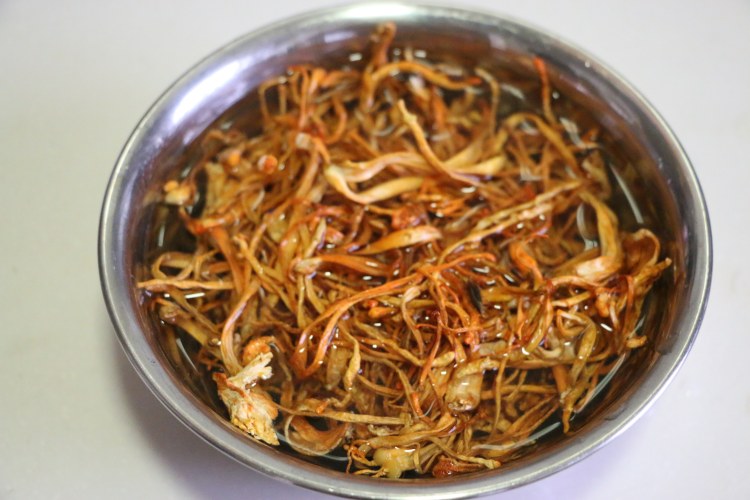 鮰鱼虫草花汤步骤2
