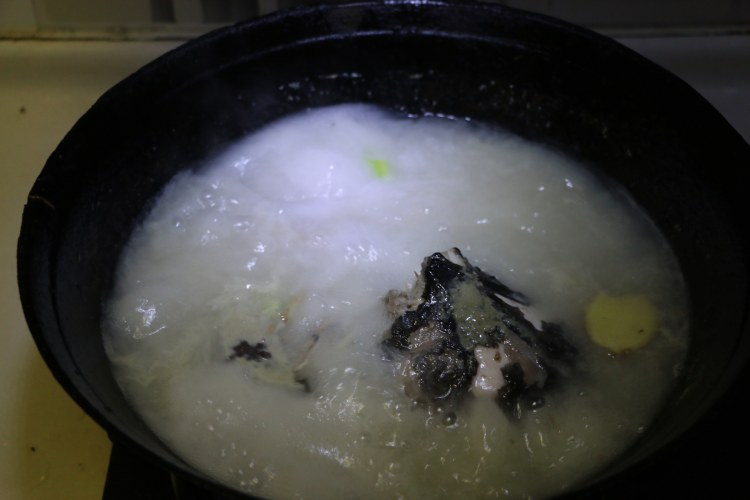 鮰鱼虫草花汤步骤5