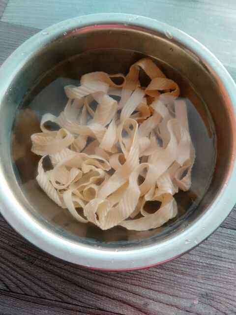 白菜豆皮炒肉步骤2